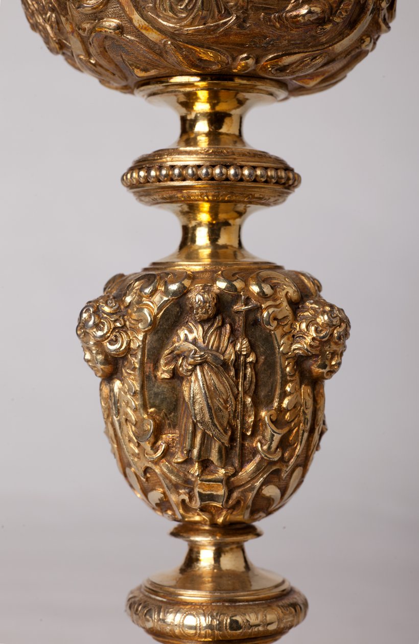 金属加工。 圣杯。 教规 A. Le Vaillant de la Bassarderie 的礼物，1726 年至 1758 年的大教堂分会院长。18 世纪。 细节。 作者 未知艺术家