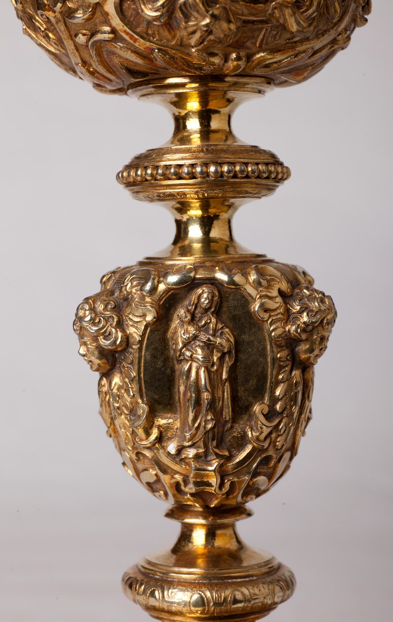 金属加工。 圣杯。 教规 A. Le Vaillant de la Bassarderie 的礼物，1726 年至 1758 年的大教堂分会院长。18 世纪。 细节。 作者 未知艺术家