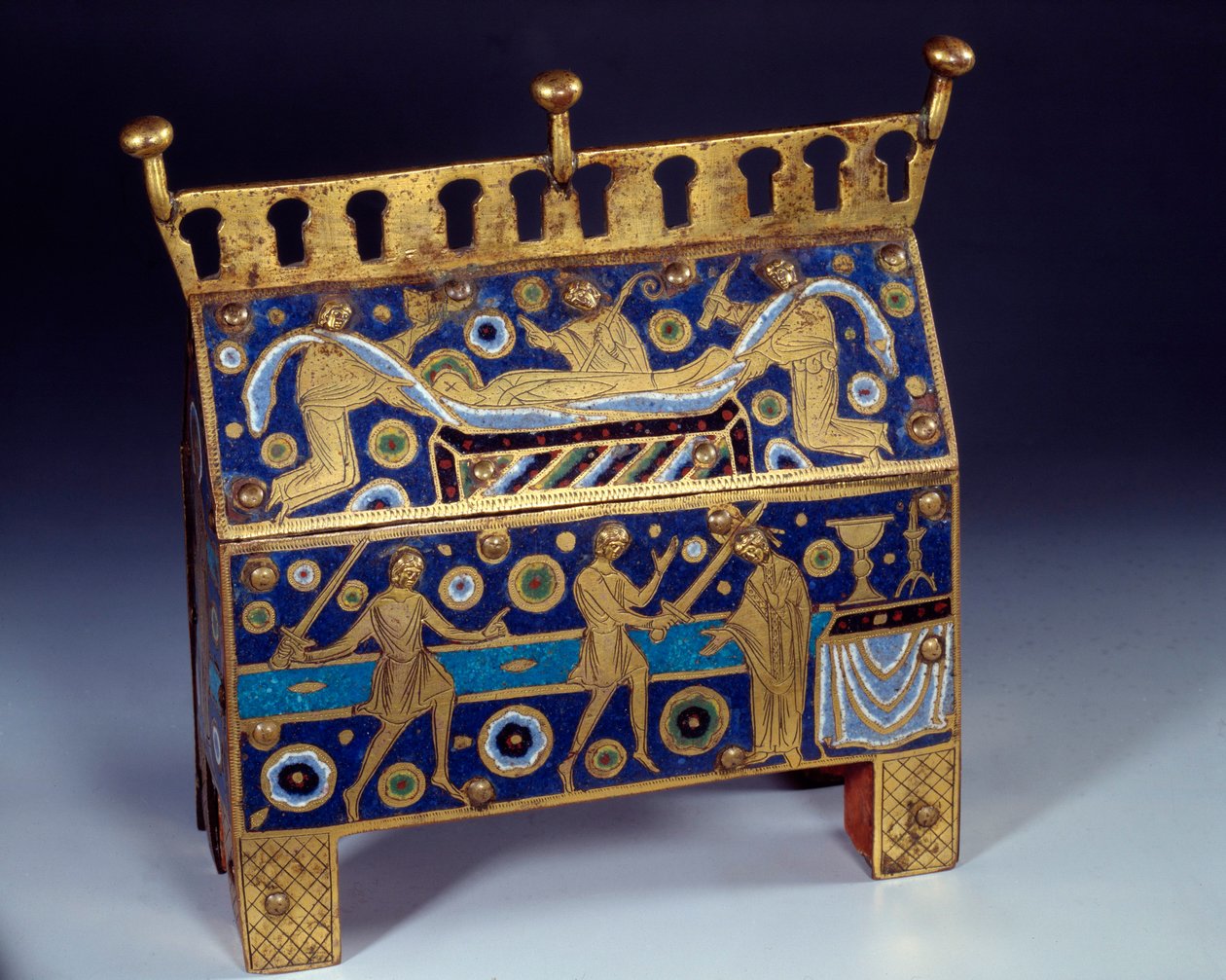 艺术品。坎特伯雷大主教圣托马斯-贝克特（1118-1170）的珐琅狩猎、黄金和铜。它是对1170年12月29日在坎特伯雷大教堂刺杀大主教及其葬礼的表现的装饰。大约1220年。 作者 未知艺术家