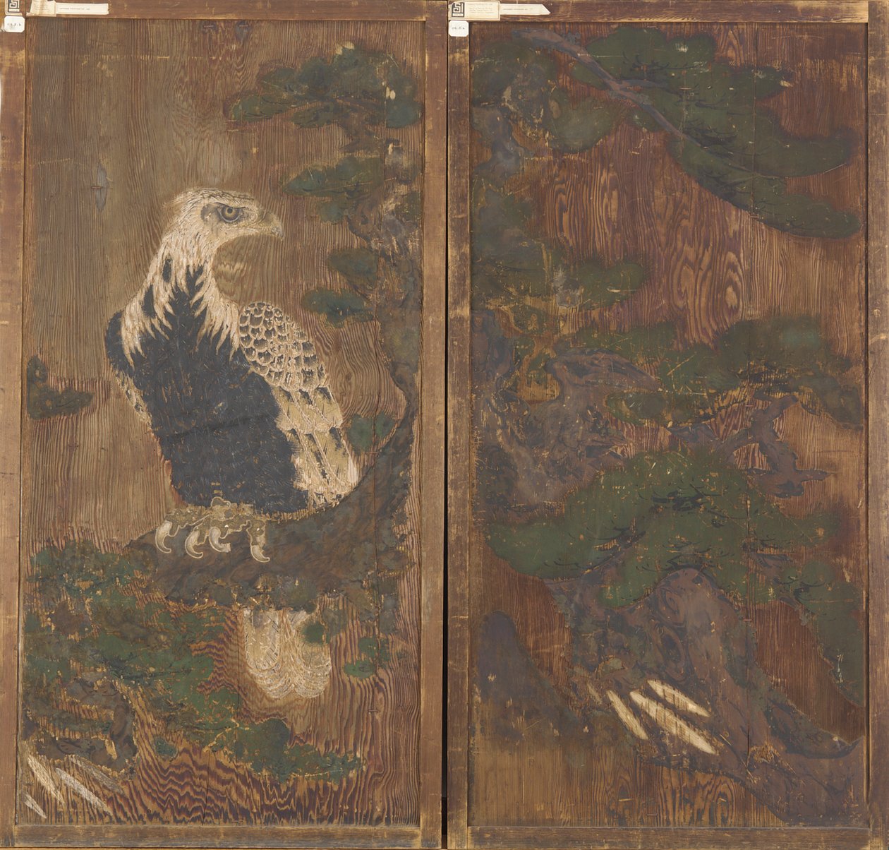 一对门，一边是松树上的老鹰；另一边是鹿和樱花。 作者 未知艺术家