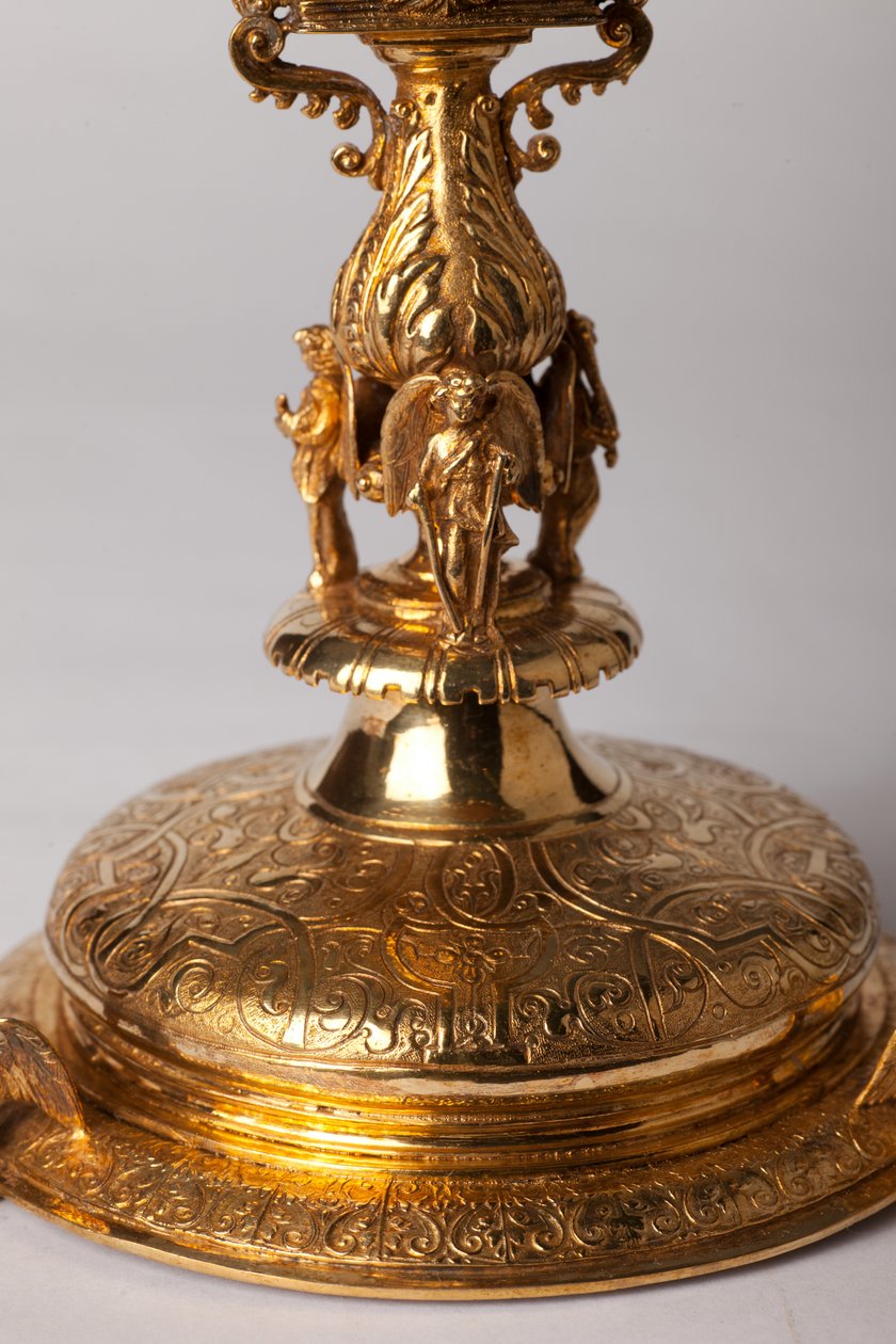 圣物十字架。 用 juwels 进行金属锻造。 起源修道院（Saint-Amand Tournai，ex-Elnone。16世纪。细节底部。 作者 未知艺术家