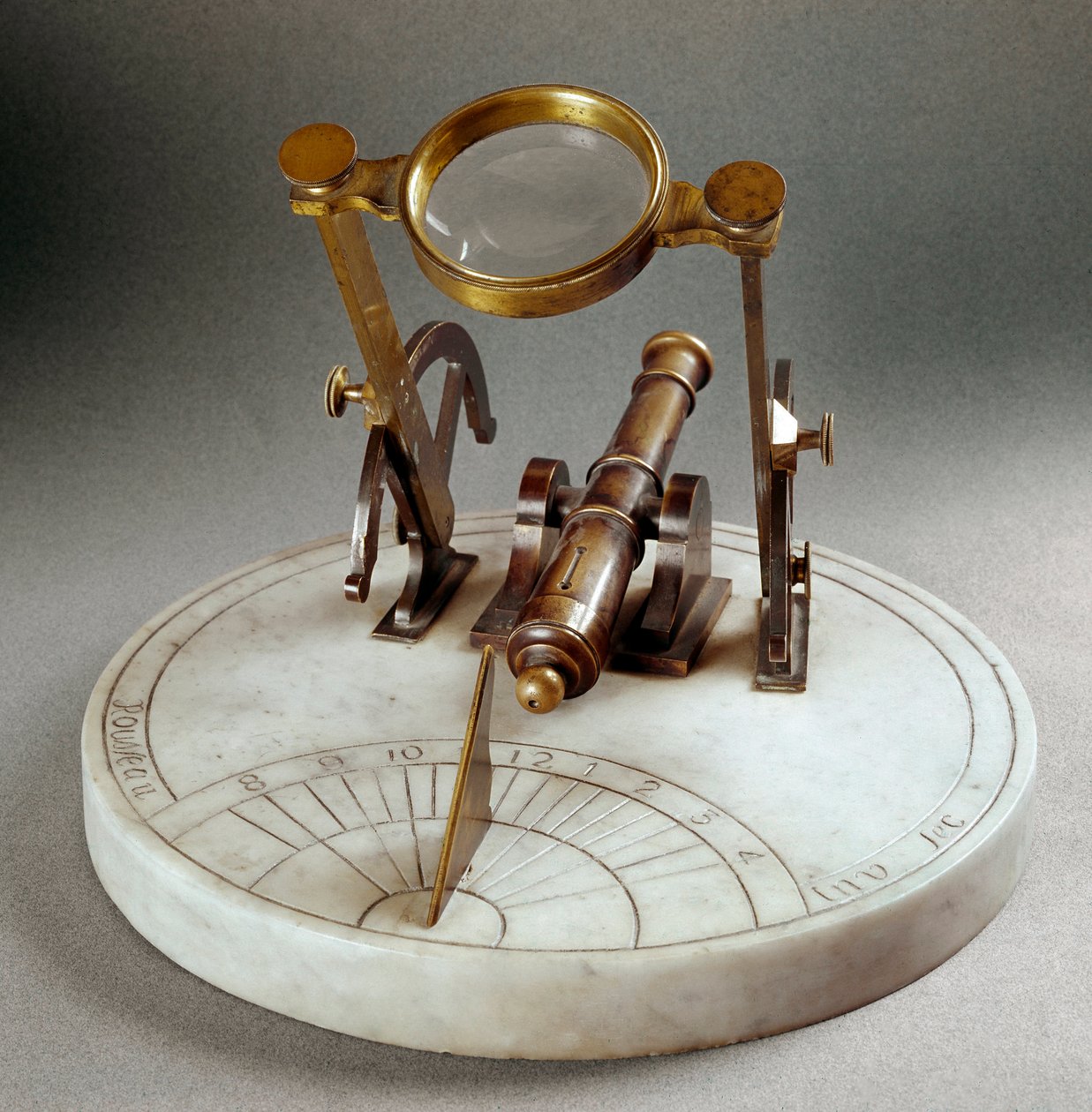 太阳钟被称为“Cannon de midi”（Cannon di mezzogiorno）：它由大理石板组成或刻有子午线。 倾斜透镜允许在中午发射小型无铜桶的粉末。 直径 30 厘米。 由卢梭实现。 18世纪后期 作者 未知艺术家