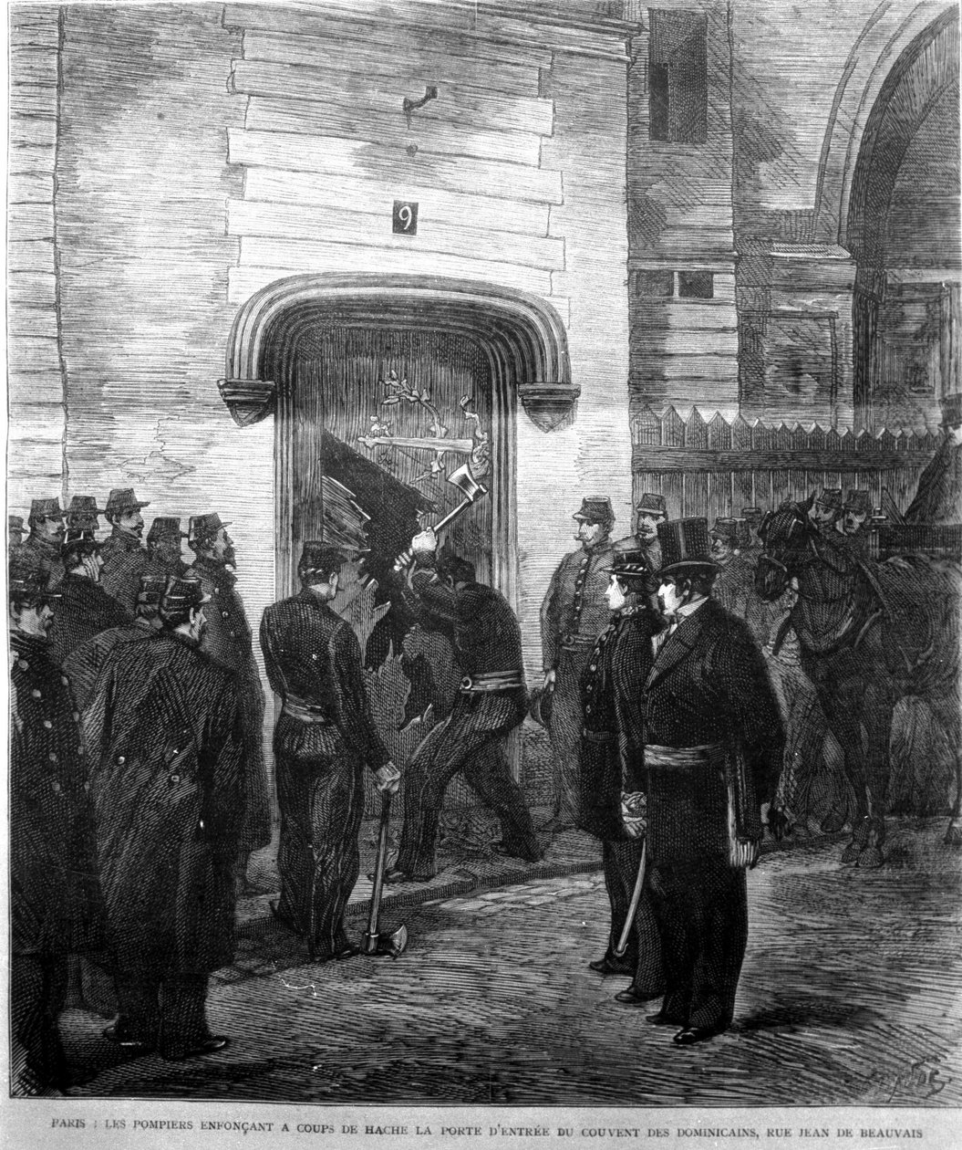 1880 年，消防队员敲响了位于巴黎让德博韦街的多米尼加修道院的大门。19 世纪的雕刻。 作者 未知艺术家