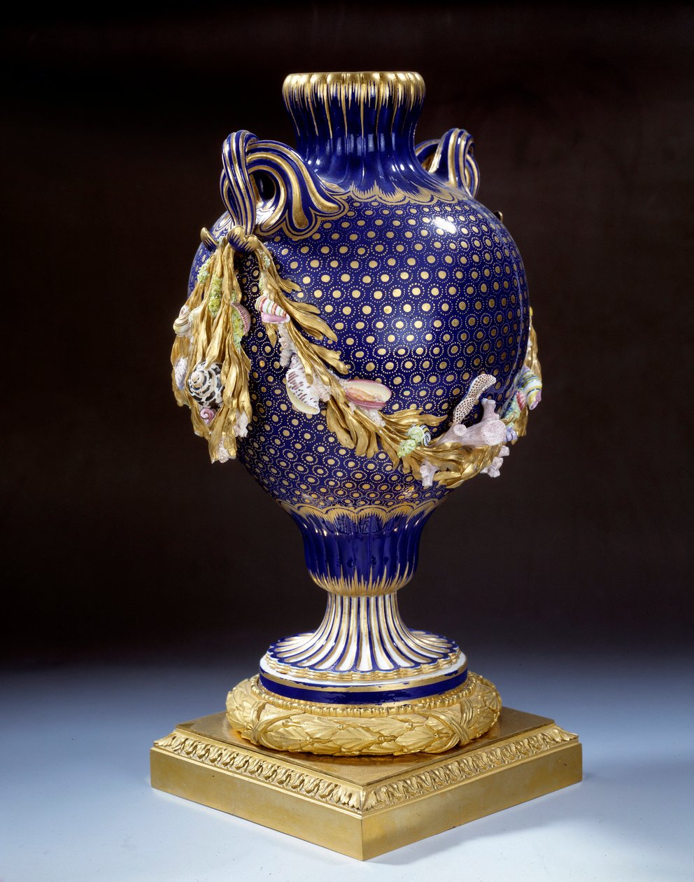 硬瓷带鱼尾的花瓶。大约1765-1770年。巴黎。卢浮宫博物馆 作者 未知艺术家
