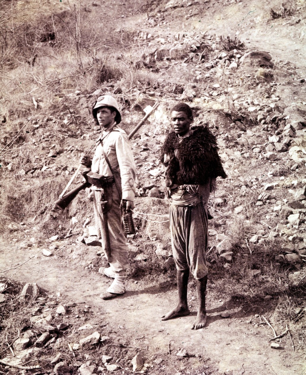 一名意大利士兵和一名阿比西尼亚囚犯在前往 Ghinda 的路上。 作者 未知的摄影师