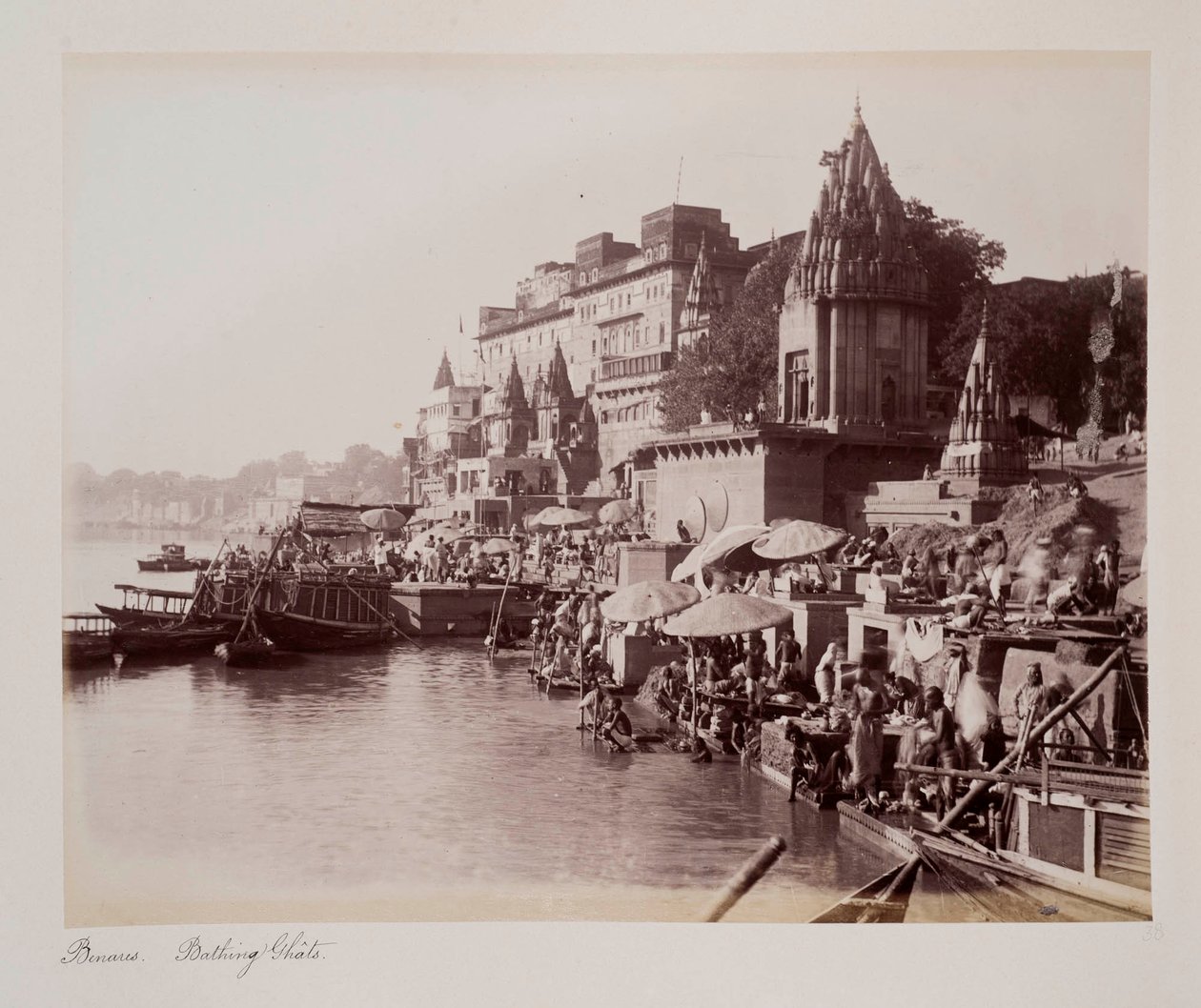 Benares Bathing Ghâts, c.1885 (sepia photo) 作者 未知的摄影师