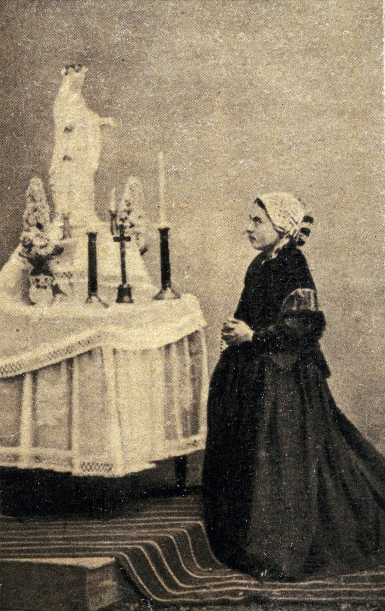 贝尔纳黛特·苏比鲁斯 (Bernadette Soubirous) 与圣母一起跪在祭坛前 作者 未知的摄影师