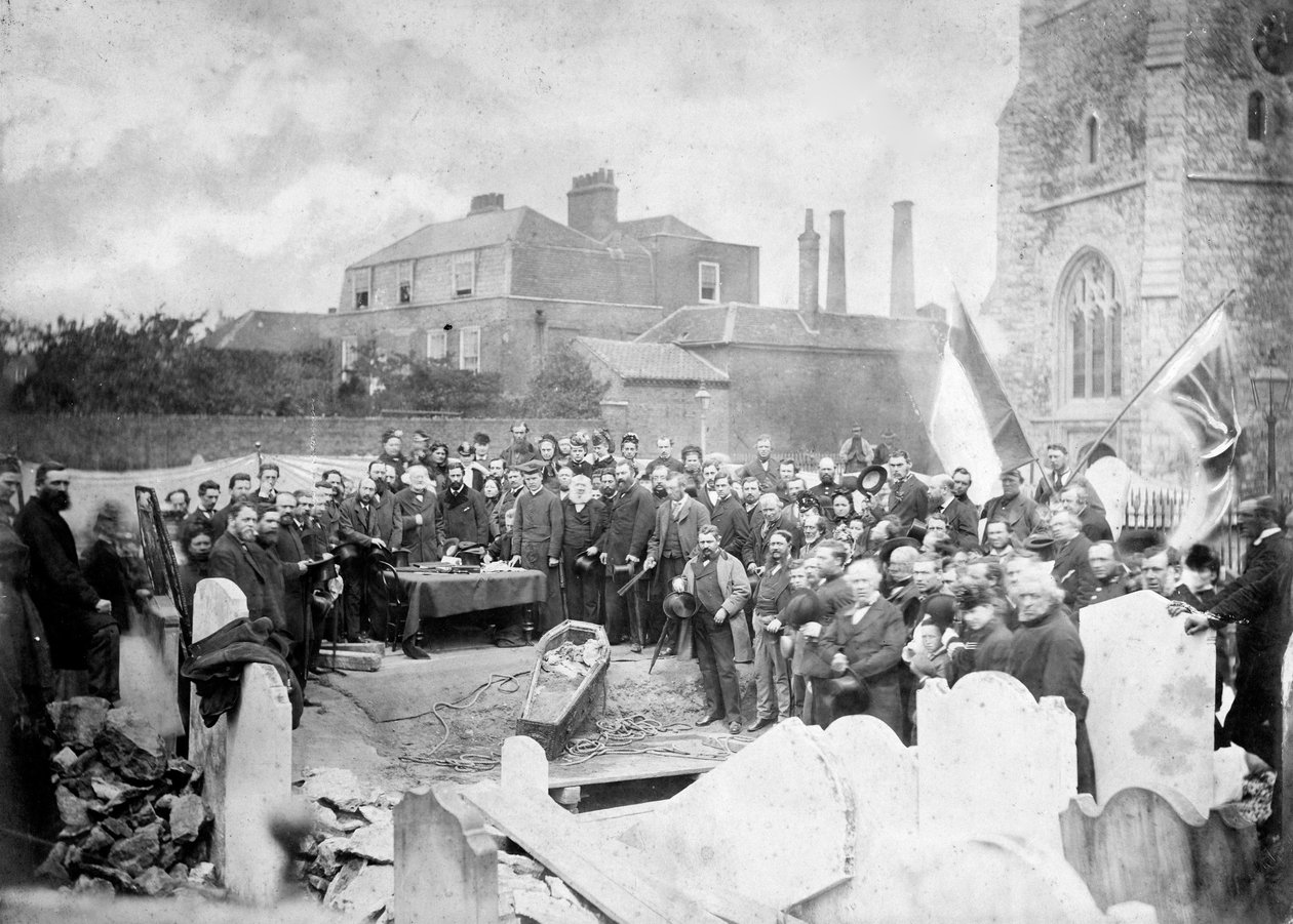1871年乌戈-福斯科洛在奇斯威克公墓的遗体发掘--照片：Fratelli Caldesi工作室 - 1871年乌戈-福斯科洛在奇斯威克公墓的遗体发掘 作者 未知的摄影师