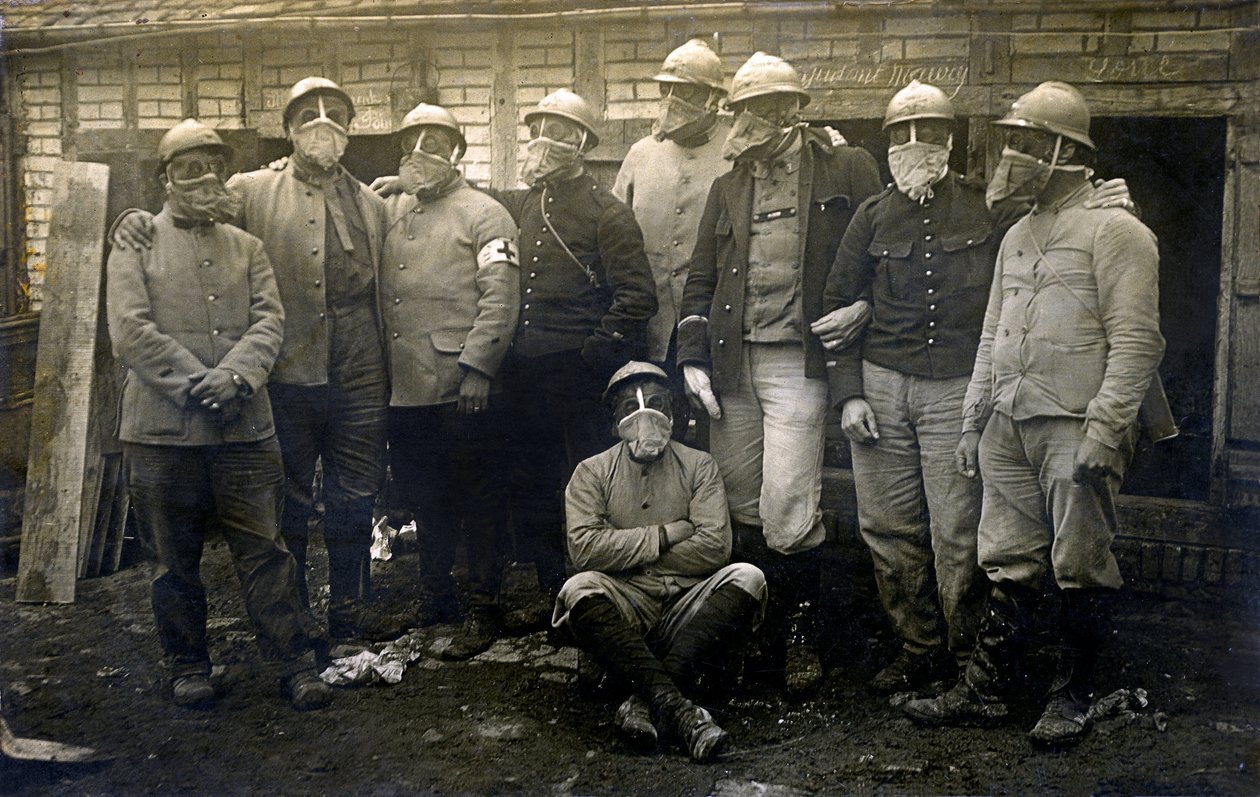 1914-1918 年第一次世界大战（14-18）：一群法国士兵和盟军在他们的营地前合影。他们都戴着防毒面具--未注明日期的匿名照片--未注明日期的匿名照片--未注明日期的匿名照片。 作者 未知的摄影师