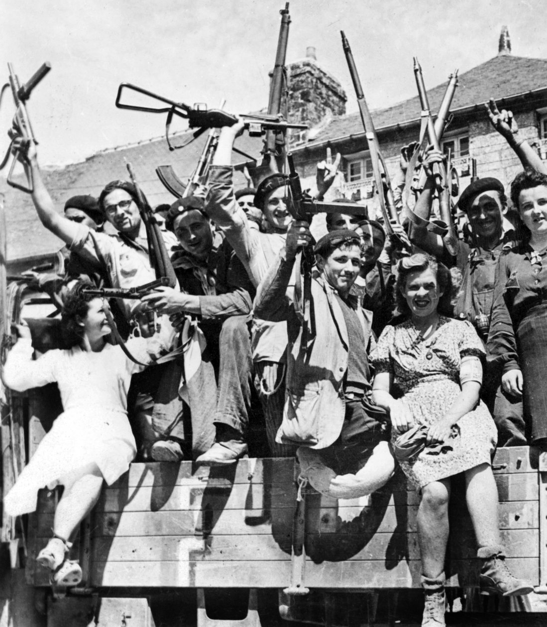 法国游击队狙击手解放诺曼底的一个村庄，1944 年 6-7 月（黑白照片） 作者 未知的摄影师