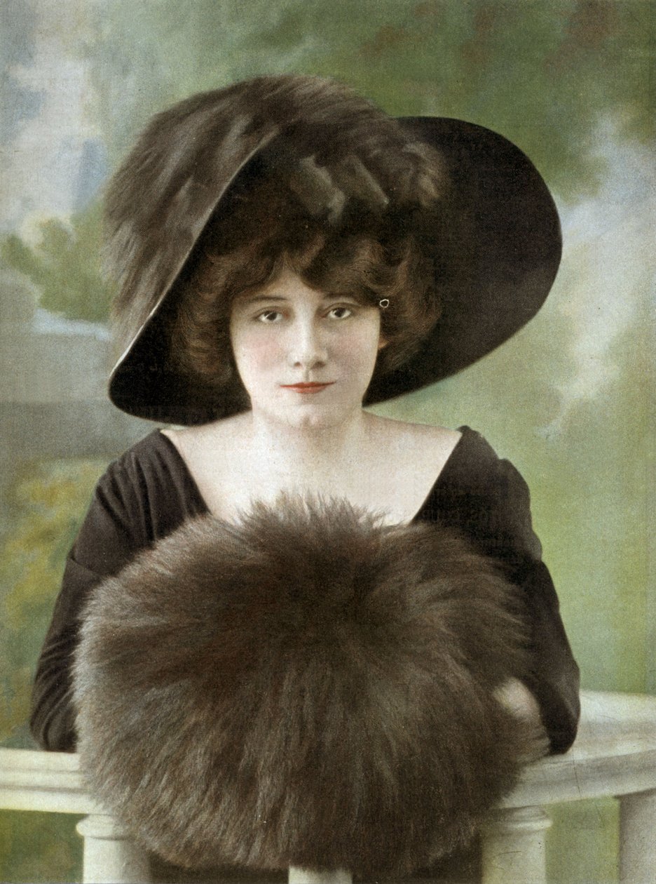 法国喜剧演员 Cora Laparcerie（1875-1951 年）1 月 1 日的照片，选自法国报纸 "Le Theatre"。 作者 未知的摄影师