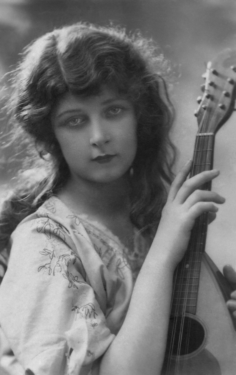 美丽年轻女子与那不勒斯风格曼陀林的法国明信片，约 1912 年 作者 未知的摄影师