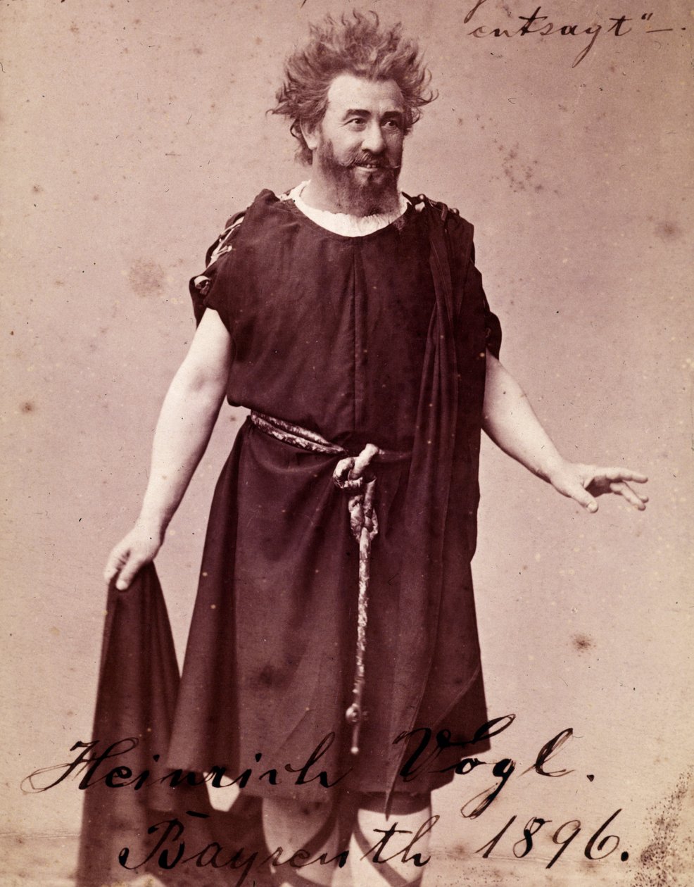 德国男高音海因里希·沃格尔（Heinrich Vogl，1845 - 1900 年）在拜罗伊特的理查德·瓦格纳 (Richard Wagner) 的“齐格弗里德”(Siegfried) 中担任盒子。 1896年 作者 未知的摄影师