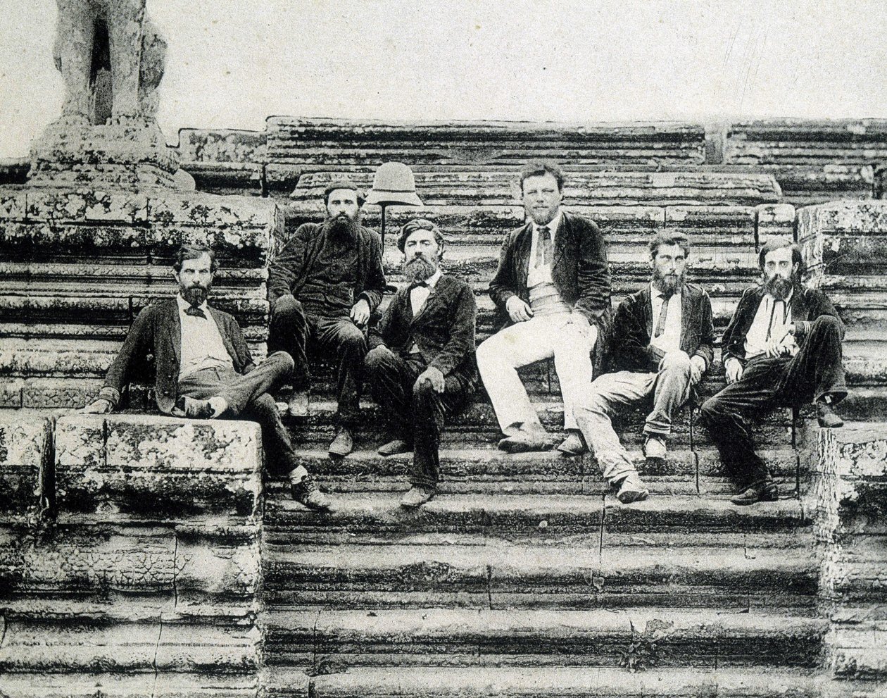 Group portrait of members of the Mekong Exploration Expedition 1866-1868 (Garnier, Doudart de Lagrée) on the steps of Angkor Vat. 作者 未知的摄影师