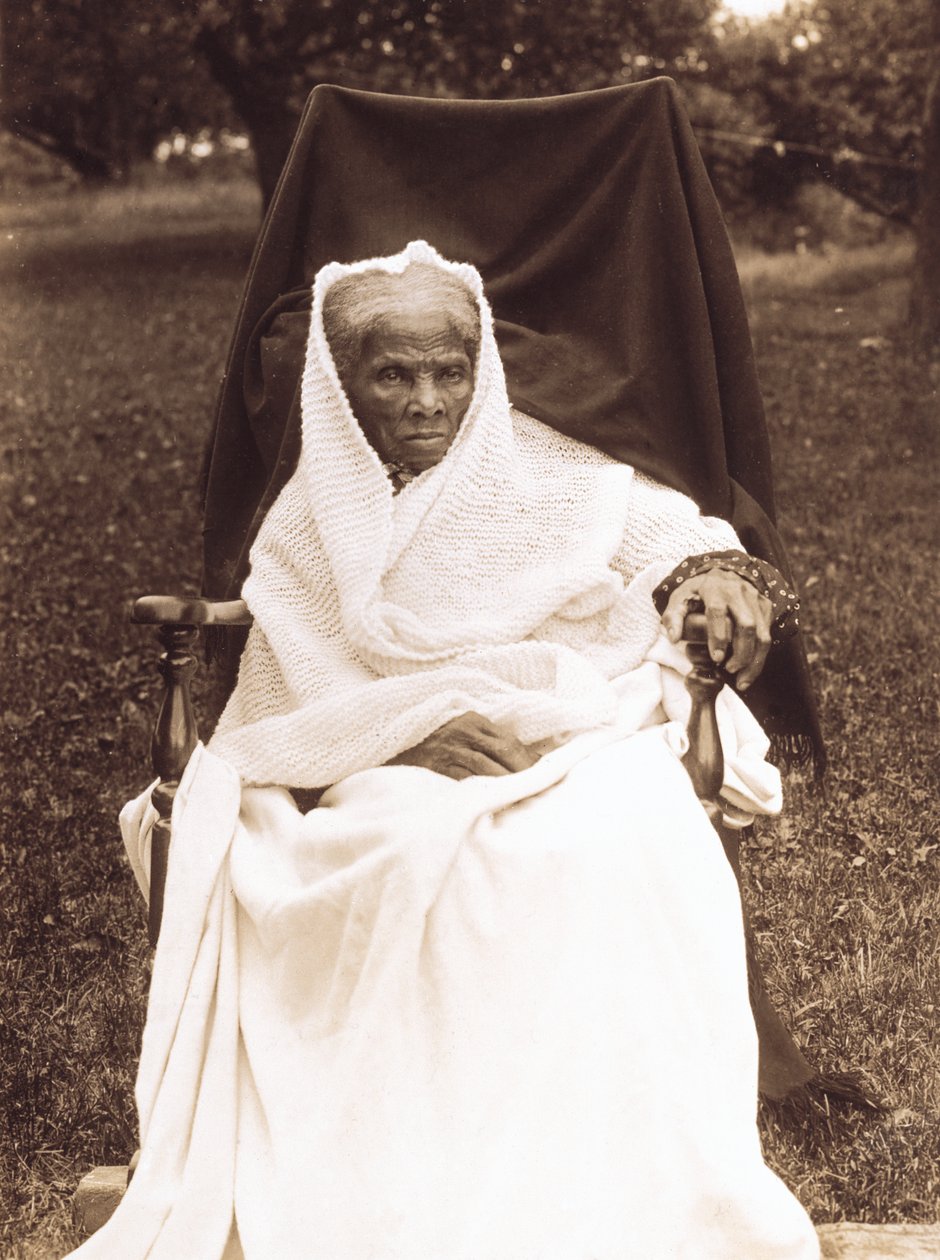 哈丽特·塔布曼 (Harriet Tubman)，全身肖像，坐在椅子上，面向前方，可能是在她位于纽约州奥本的家中 作者 未知的摄影师
