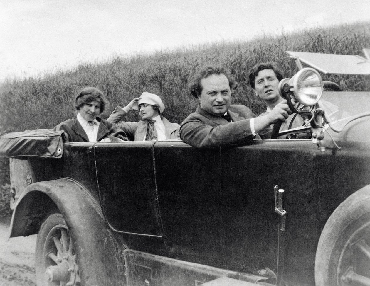 Helene Berg、Alma Mahler、Franz Werfel 和 Alban Berg 在车中合影 作者 未知的摄影师