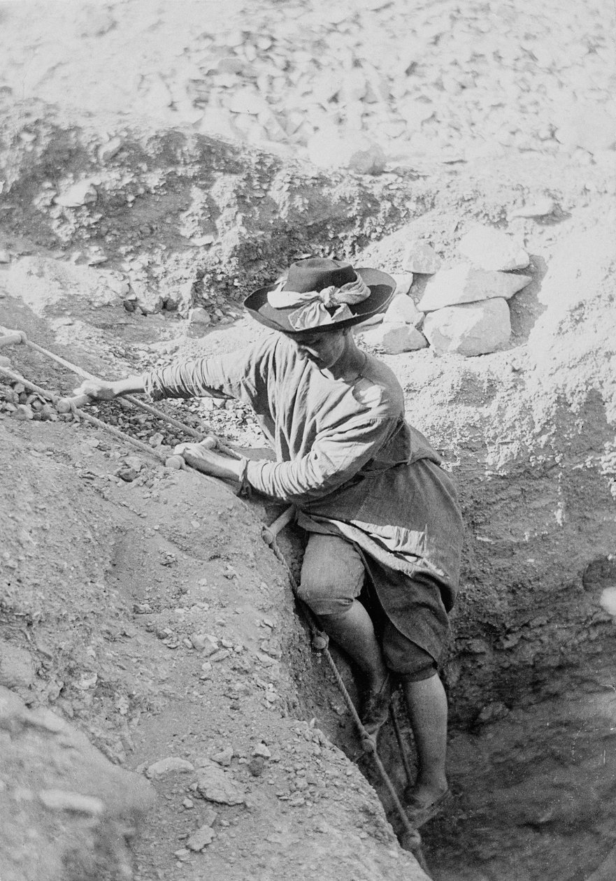 Hilda Petrie (née Urlin) akutsika ndi makwerero pazenera, mwina ku Denderah 作者 未知的摄影师