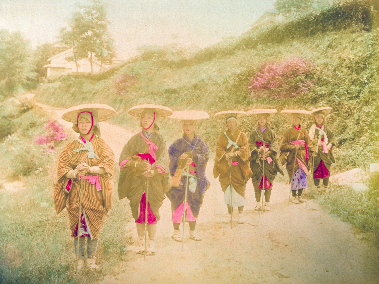日本妇女七名日本妇女在乡村公路上站成一排。日本，约 1910 年。 作者 未知的摄影师