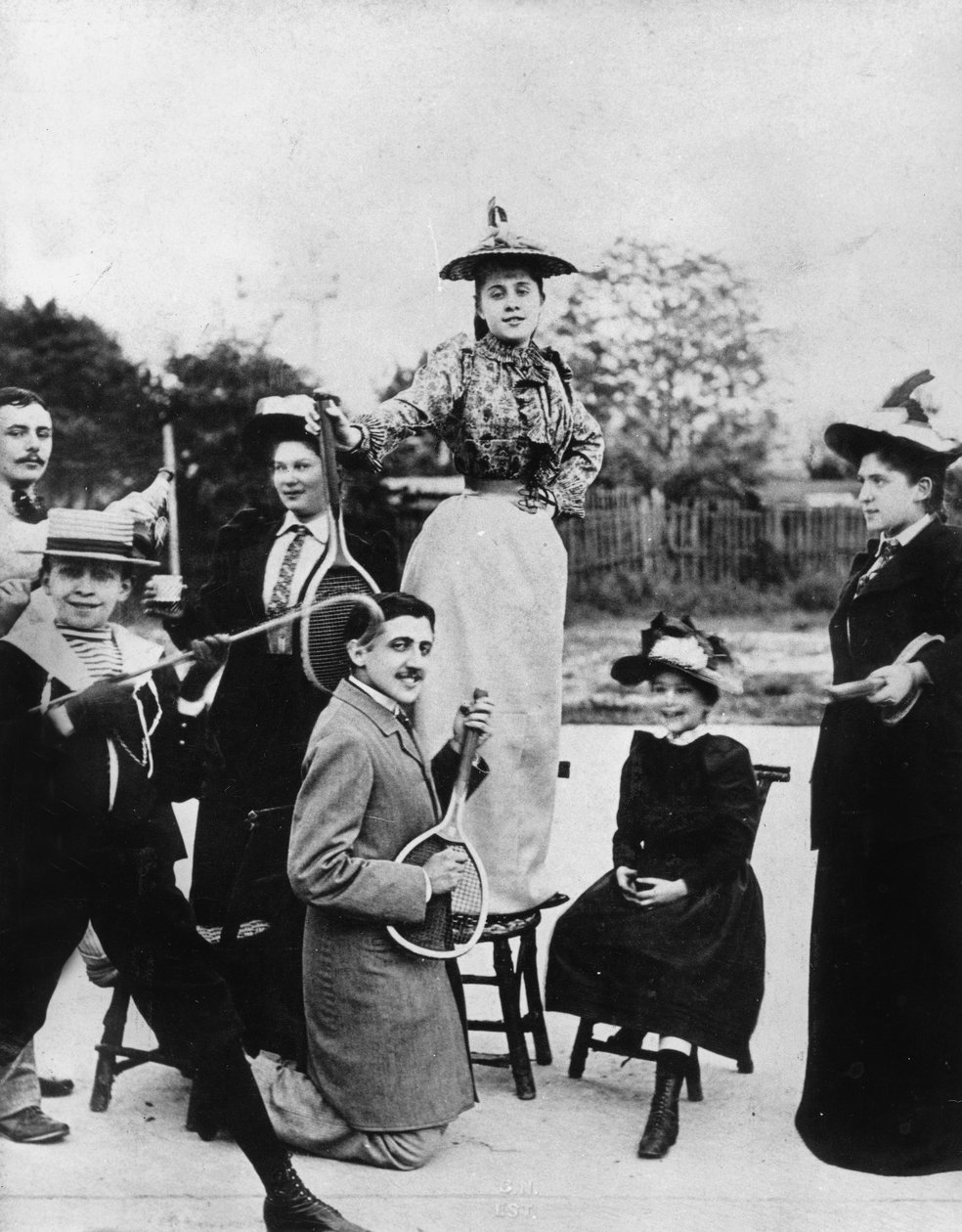 马塞尔·普鲁斯特（Marcel Proust，1871-1922）拿着网球拍跪在珍妮·蓬凯（Jeanne Ponquet）面前，珍妮·蓬凯站在法国讷伊的椅子上，1892 年 作者 未知的摄影师
