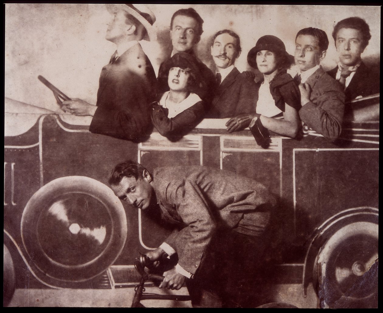 Max Morise、Simone Breton、Paul Eluard、Joseph Delteil、Gala Desnos、Andre Breton 和 Max Ernst（骑自行车），在蒙马特尔节上 作者 未知的摄影师