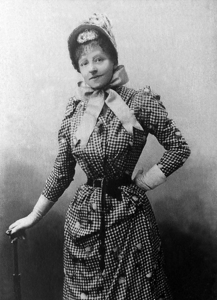 吉普（Sibylle Gabrielle Marie Antoinette Riquetti de Mirabeau，Martel de Janville伯爵夫人）的肖像（1849-1932），法国小说家，她写了120多本书，包括1883年的《Ce que femme veut》。她是米拉波的伟大小侄女。摄影 作者 未知的摄影师