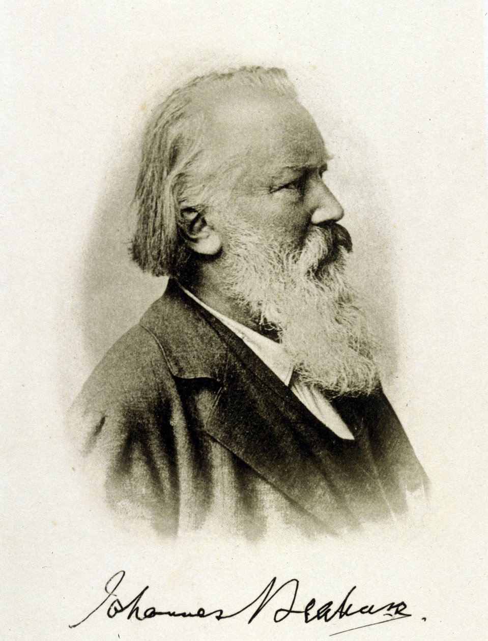 德国作曲家约翰内斯-勃拉姆斯（1833 - 1897）在一张亲笔照片上的肖像。 作者 未知的摄影师