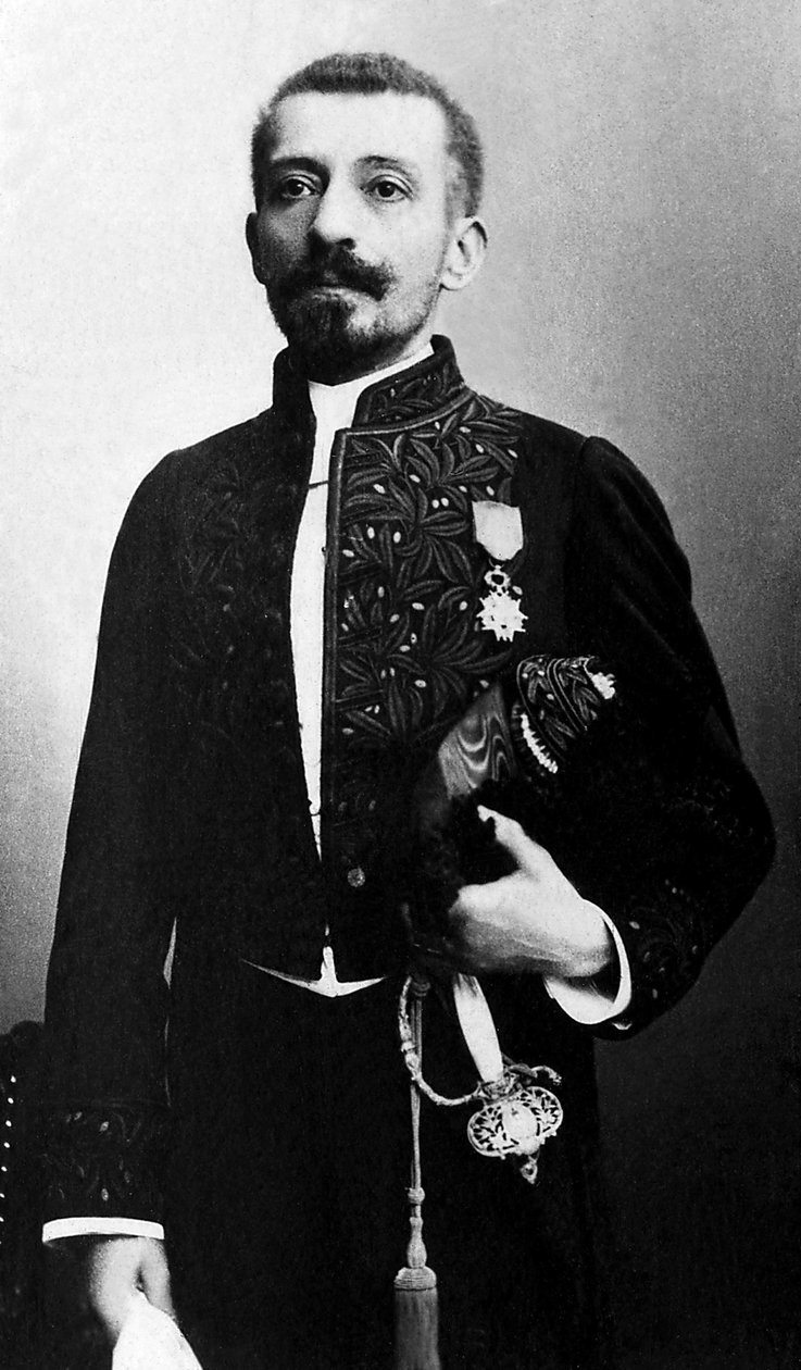 Portrait of Pierre Loti (1850-1923), novelist and officer of the French Navy, in an academic costume. 作者 未知的摄影师
