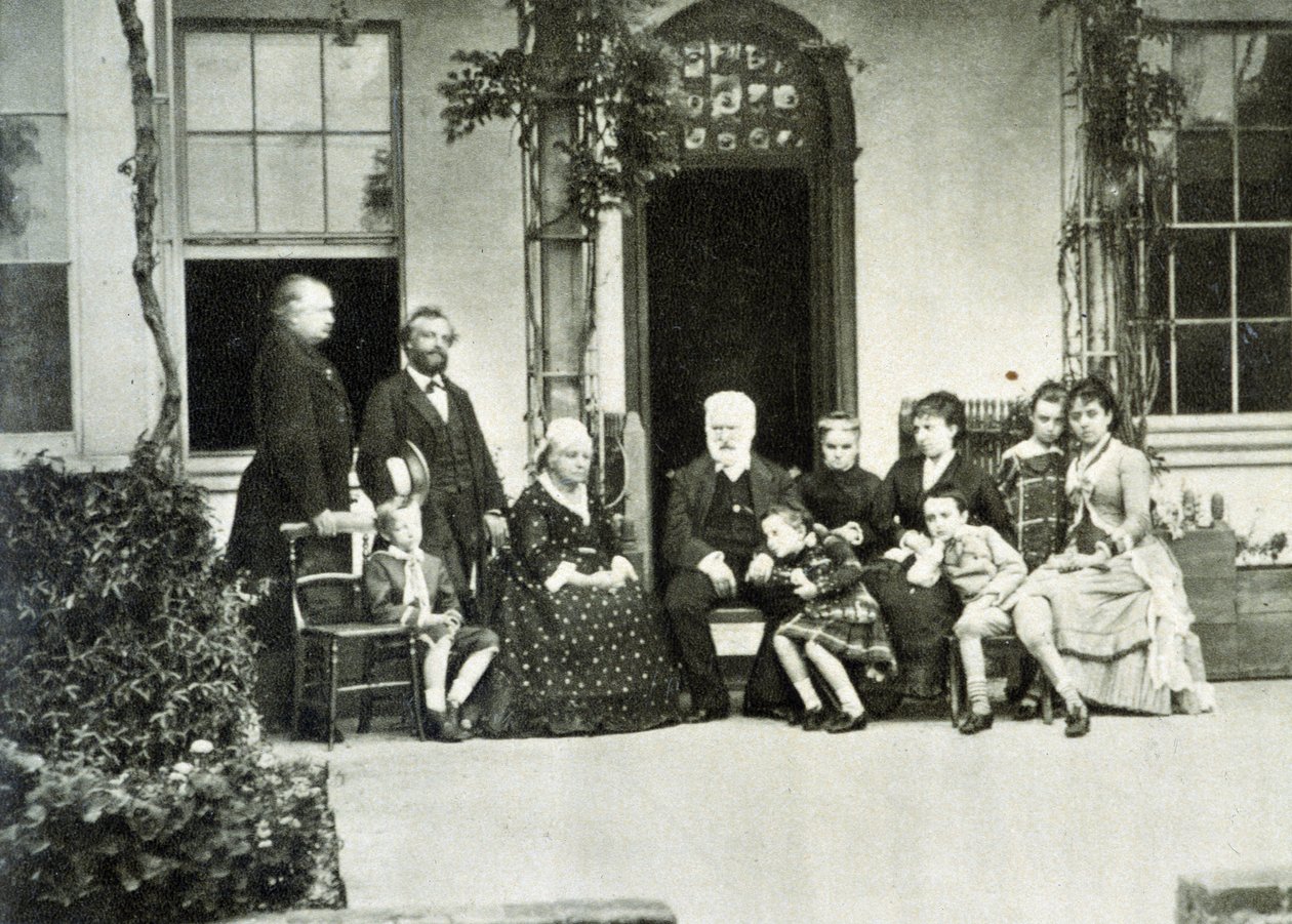 Portrait of Victor Hugo in exile in Guernsey in 1866 with Juliette Drouet on his right. 作者 未知的摄影师