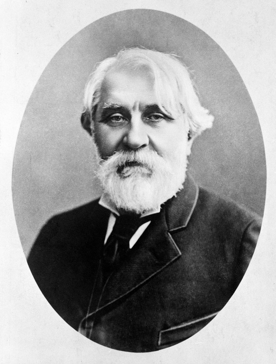 俄罗斯作家伊万·屠格涅夫 (1818 - 1883) 的肖像。 作者 未知的摄影师