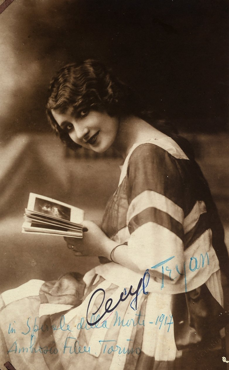 女演员塞西尔-特里安在 1918 年电影 "Spirale della morte "拍摄现场的肖像 作者 未知的摄影师