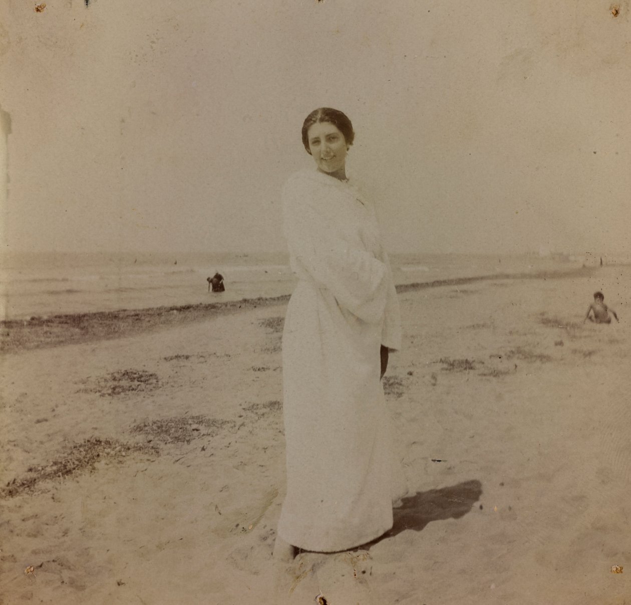 贝尔西利亚 Forte dei Marmi 海滩上的肖像，约 1910 年（照片） 作者 未知的摄影师