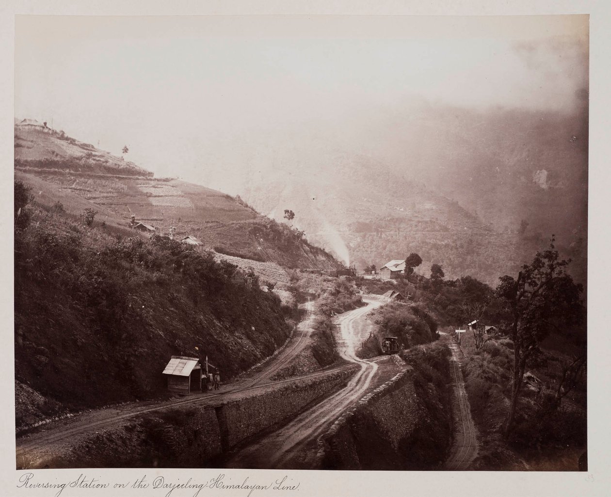 大吉岭-喜马拉雅线的倒车站，约1885年（棕褐色照片）。 作者 未知的摄影师
