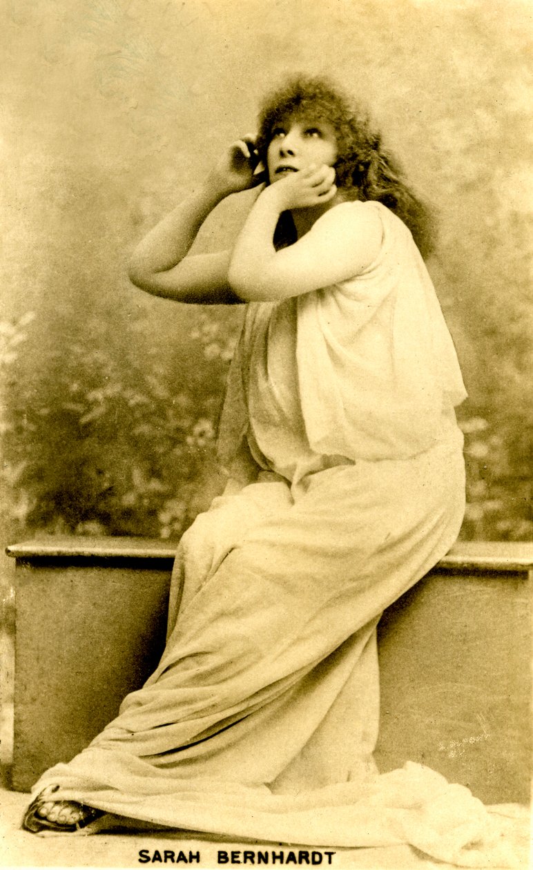 1896 年，莎拉·伯恩哈特 (Sarah Bernhardt) 在爱尔兰艾比剧院 (Abbey Theatre) 饰演主角“Izey”（明信片） 作者 未知的摄影师