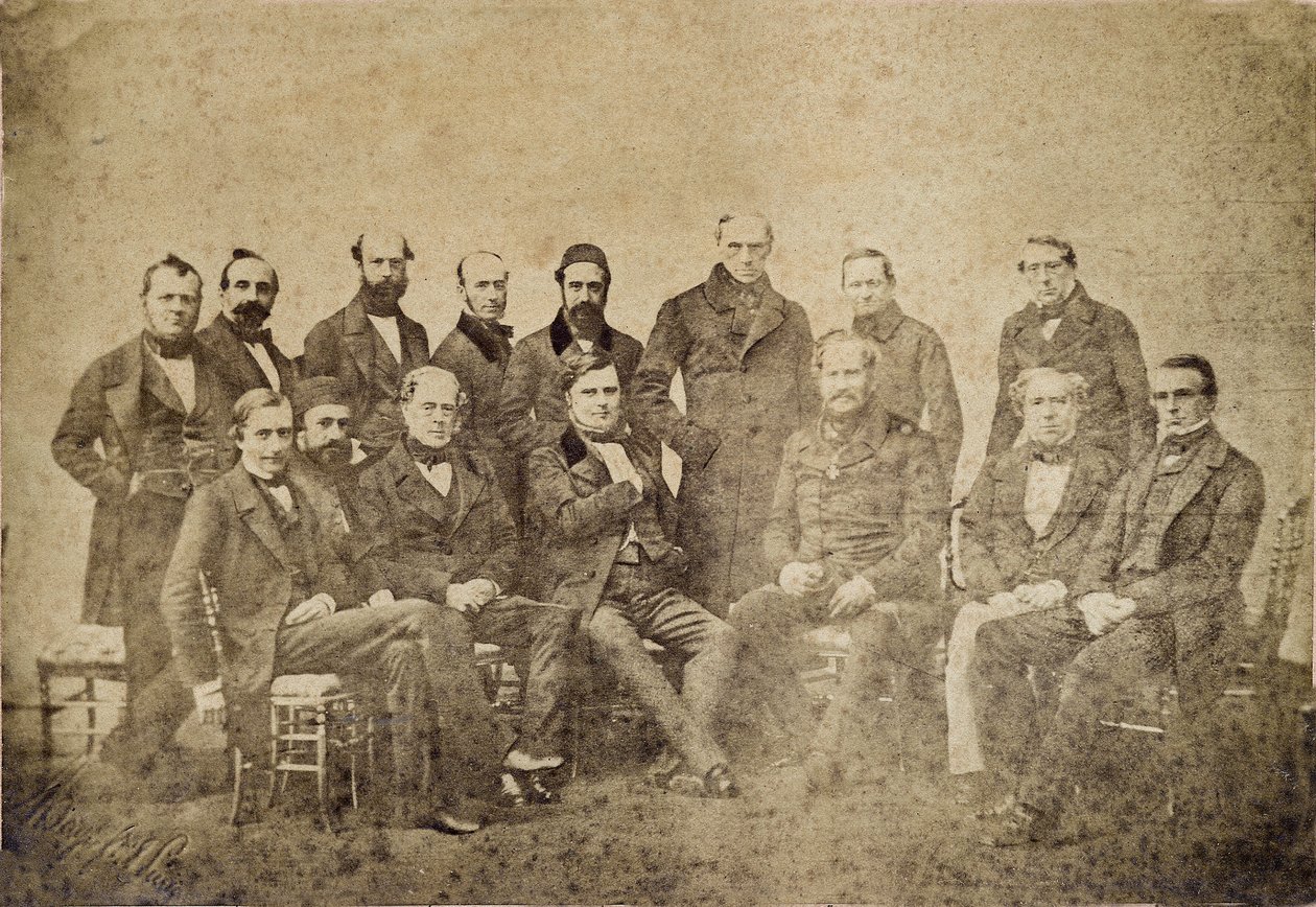 巴黎会议是1856年在法国巴黎举行的一次和平会议，欧洲各大国的代表在长达近三年的克里米亚战争--克里米亚战争（1853-1856）之后为实现和平而举行的会议：代表个别大国的议员在 作者 未知的摄影师