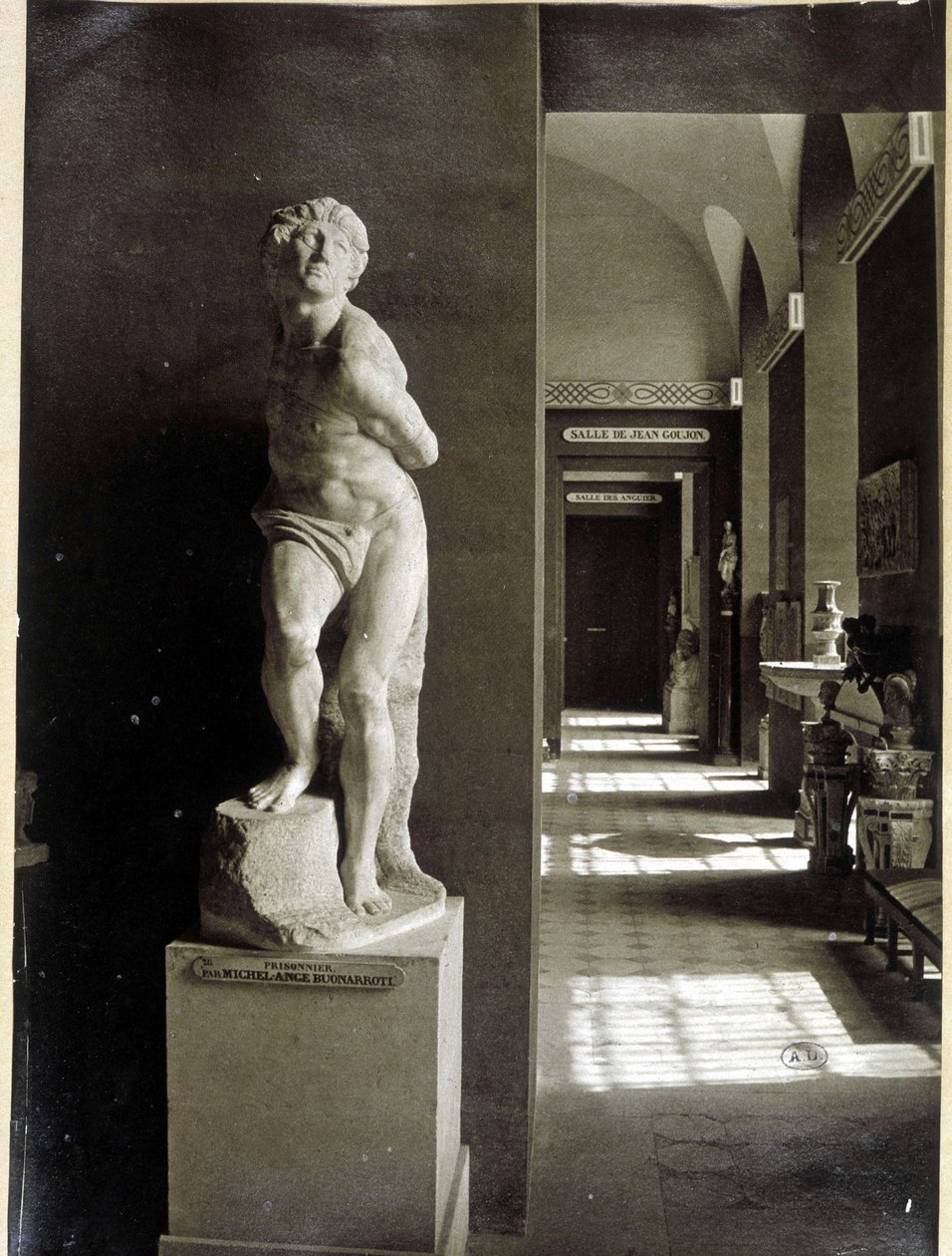 卢浮宫和“囚徒” by Michelangelo Buonarroti dit Michel Ange (Michelangelo or Michelangelo 作者 未知的摄影师