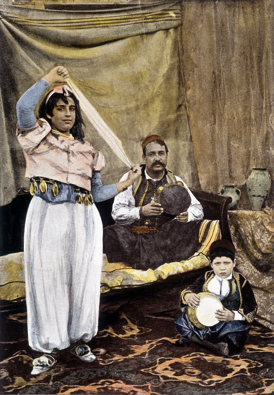Tunisian dancer. 19th century photography. 作者 未知的摄影师
