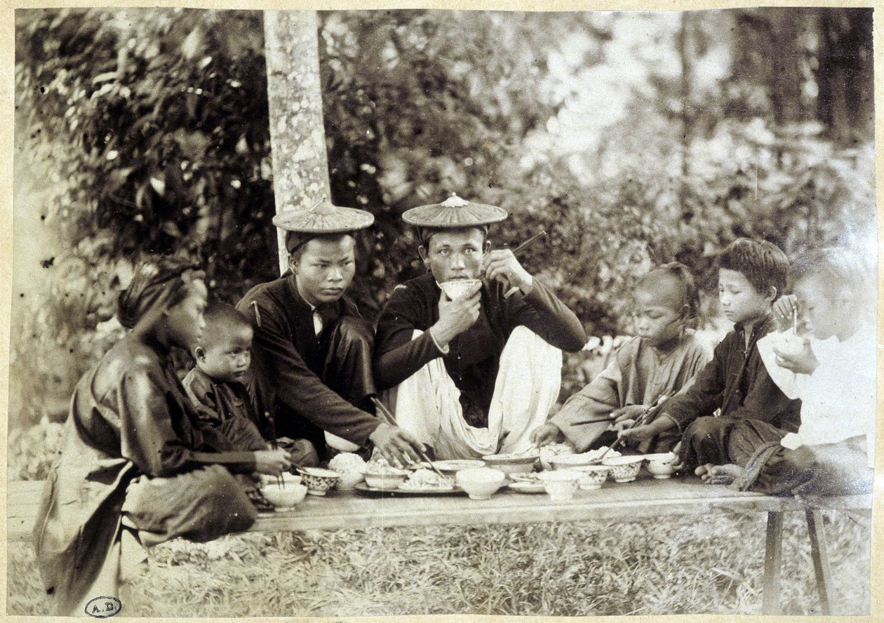 越南人吃饭，v.1895。 作者 未知的摄影师