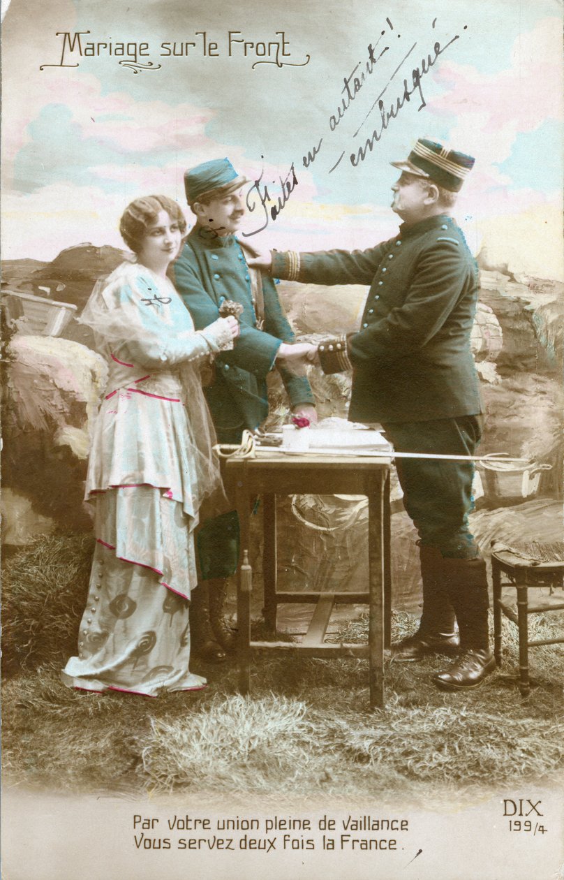 一战明信片，正面是一名士兵（poilu）和一名年轻女子（军事辅助人员）的结婚照，被一名军官认定为伏击。照片 作者 未知的摄影师