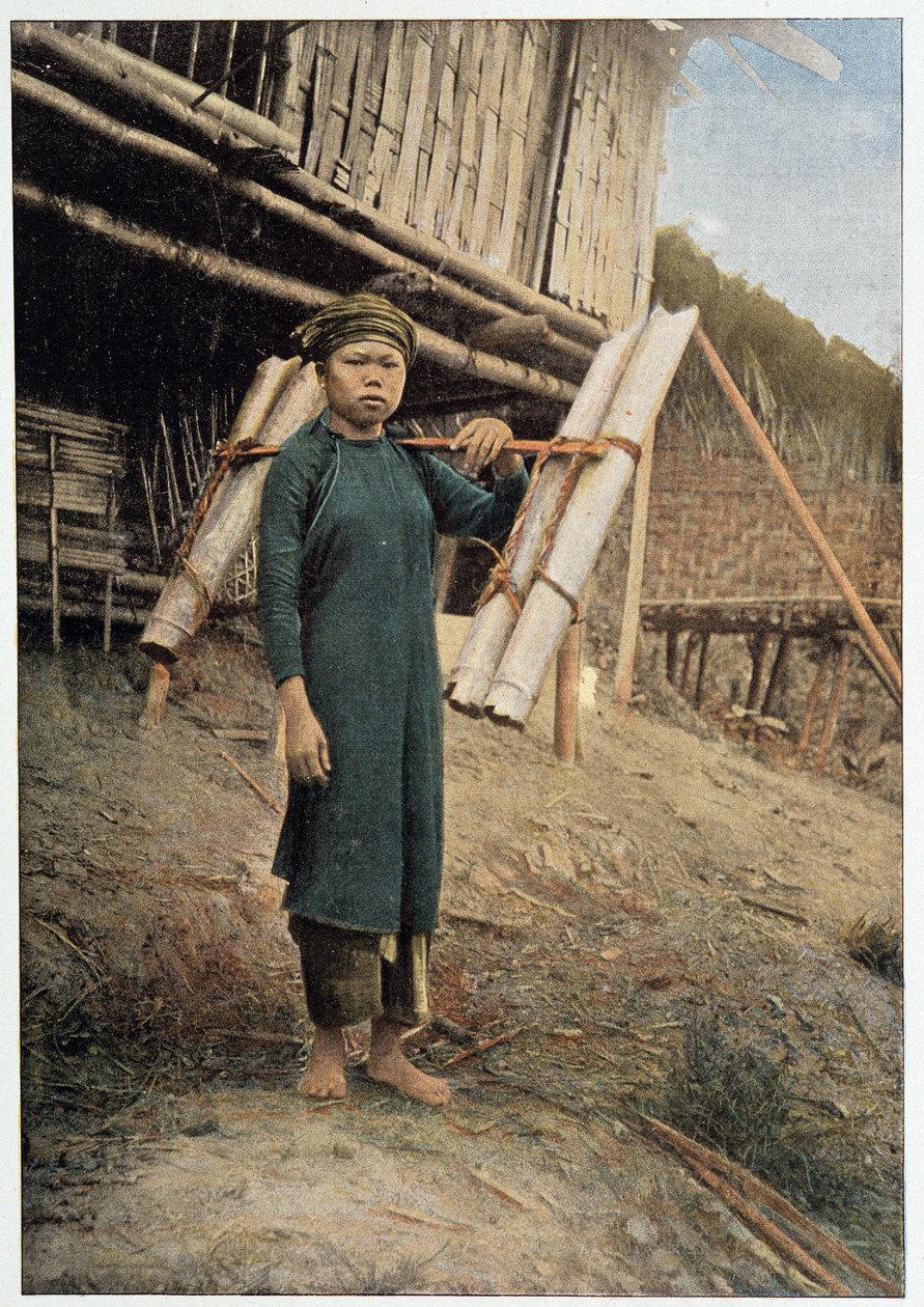 Water carrier in Tonkin, Vietnam, circa 1898 - photography 作者 未知的摄影师