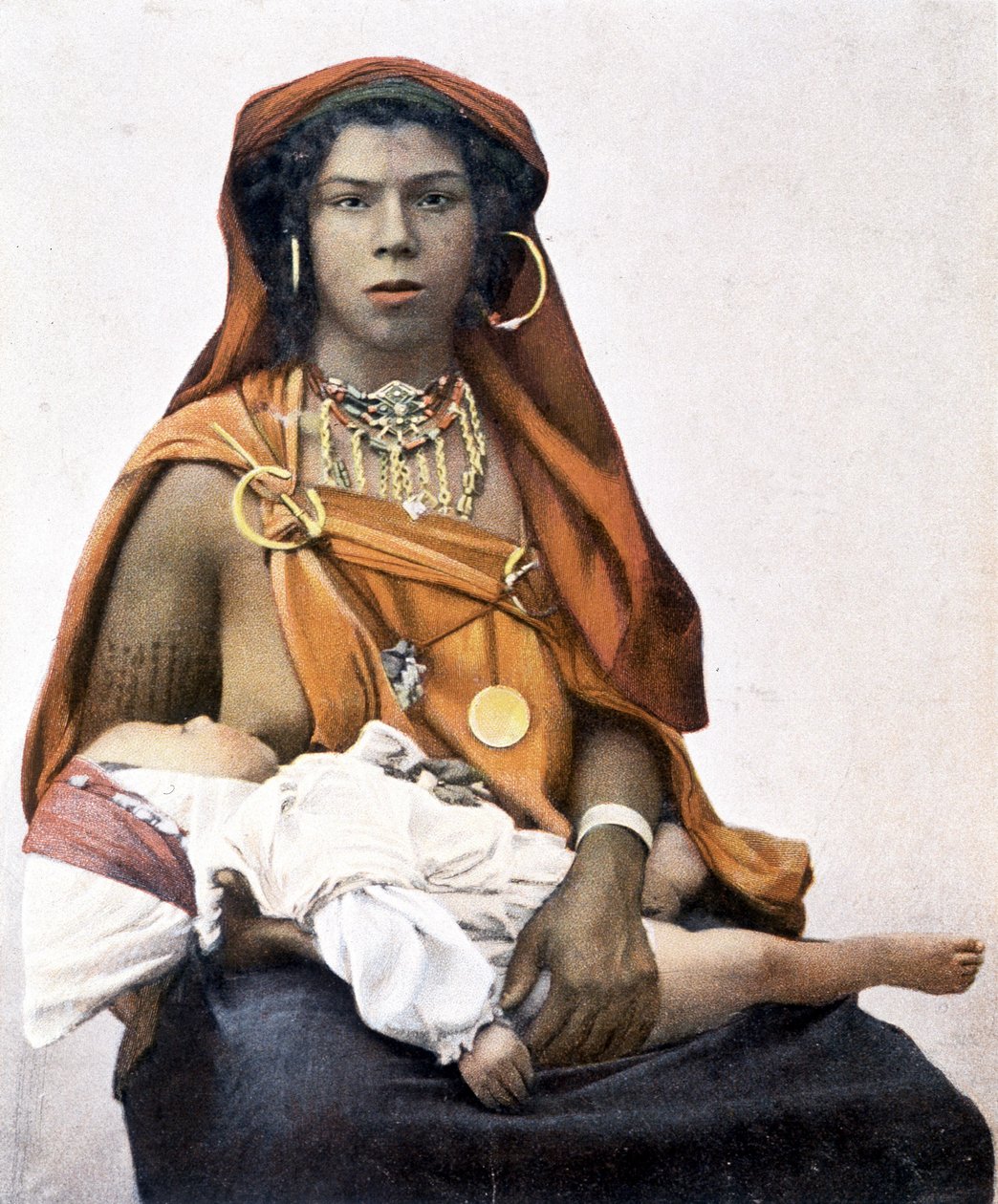 Young Berber woman breastfeeding a baby. 19th century photography. 作者 未知的摄影师