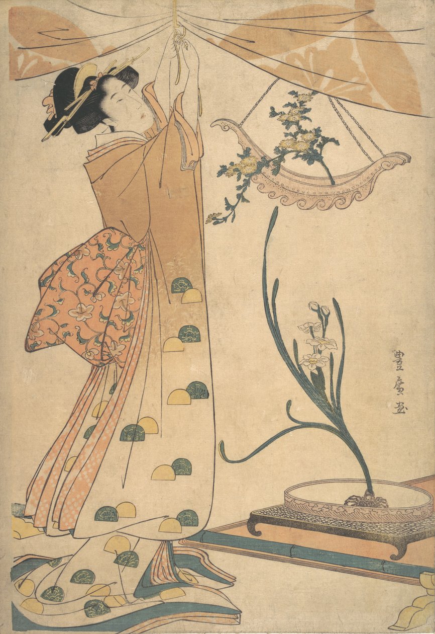 一个女人在绑窗帘，一个船形的菊花插花...，约1805年。 作者 歌川丰洋
