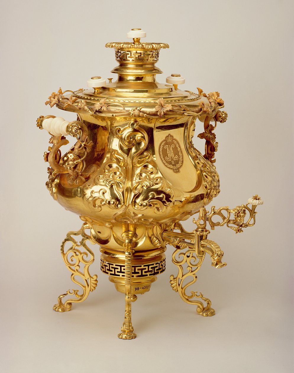茶炊（铜，金和象牙） 作者 瓦西里·巴塔索夫（Vasiliy Batashov）