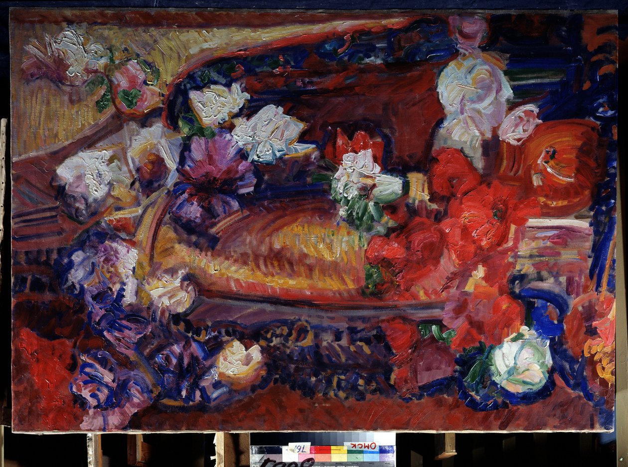 静物与装饰枕头和花朵》（Nature morte avec un coussin decoratif et des fleurs）。瓦西里-伊万诺维奇-杰尼索夫（1862-1921 年）的画作。水彩画 作者 瓦西里·伊万诺维奇·杰尼索夫