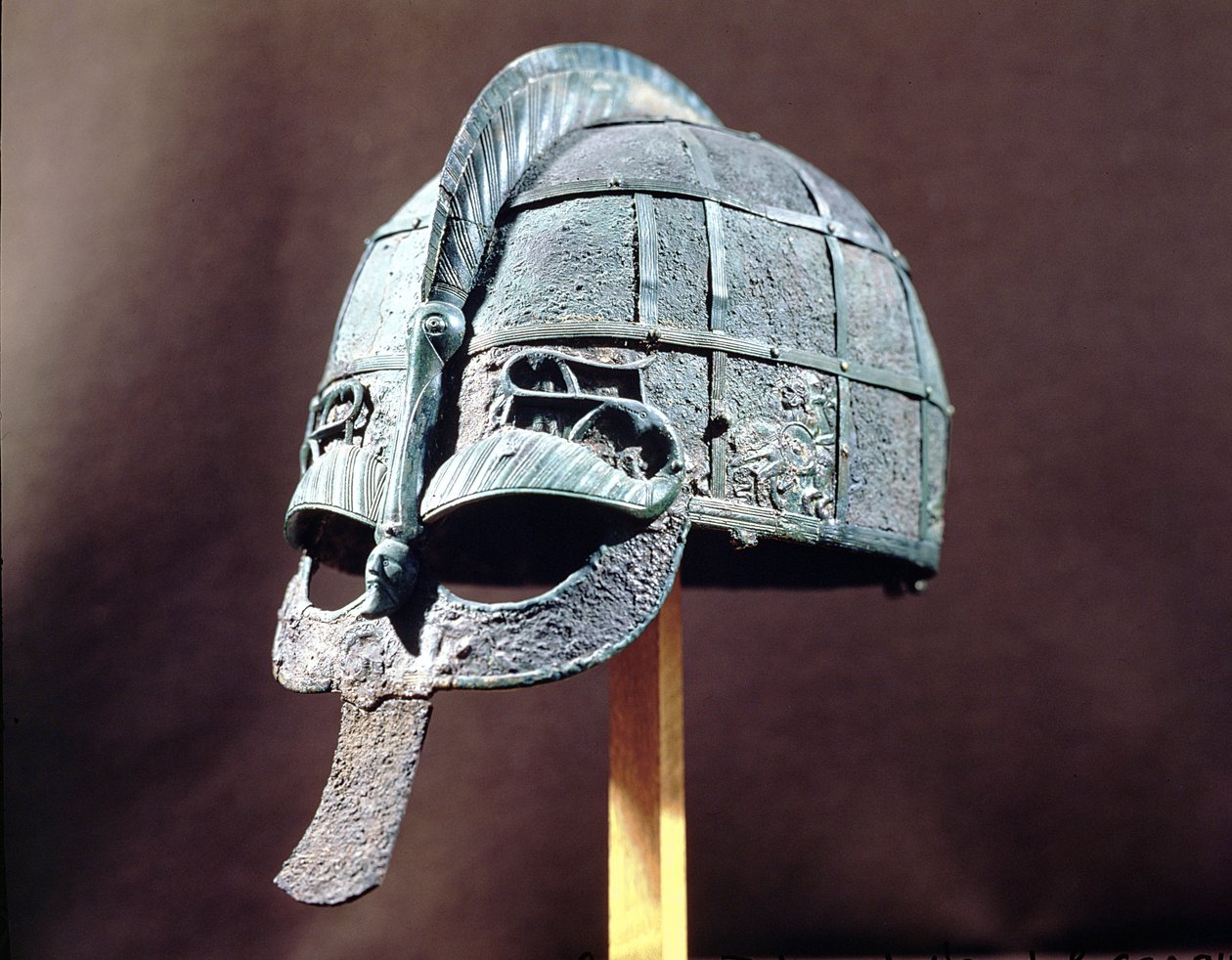 头盔，来自Vendel Treasure，Uppland，公元600年（金属） 作者 芬德尔时期