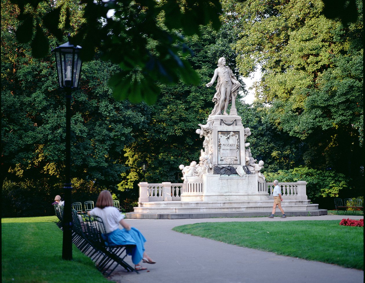 莫扎特纪念碑，建于1896年，Burggarten（照片） 作者 维克多·蒂尔格纳