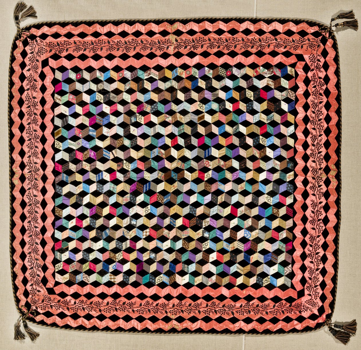 Tumbling Blocks被子，约1865-70（丝绸、天鹅绒和木头 作者 维多利亚·罗亚尔·布莱德黑德