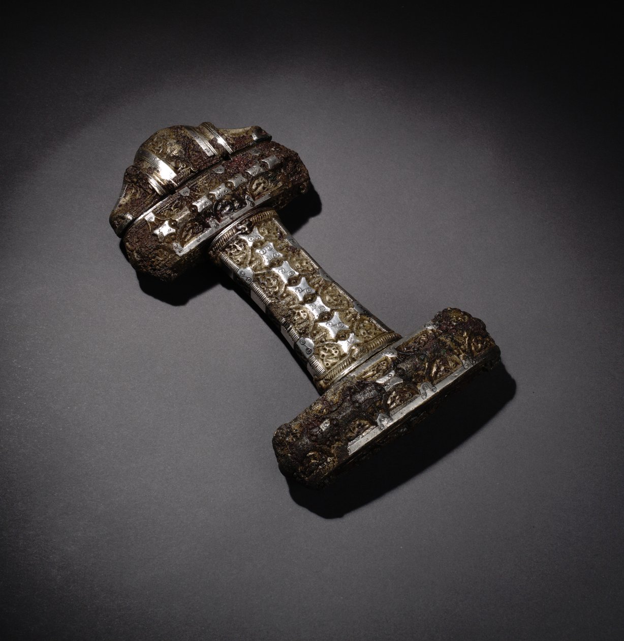 Sword hilt, from Eigg, Scotland (bronze, silver, gilt & niello) 作者 维京人