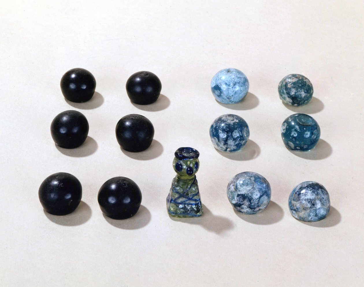 来自维京小镇比尔卡的国际象棋棋子（玻璃）。 作者 维京海盗