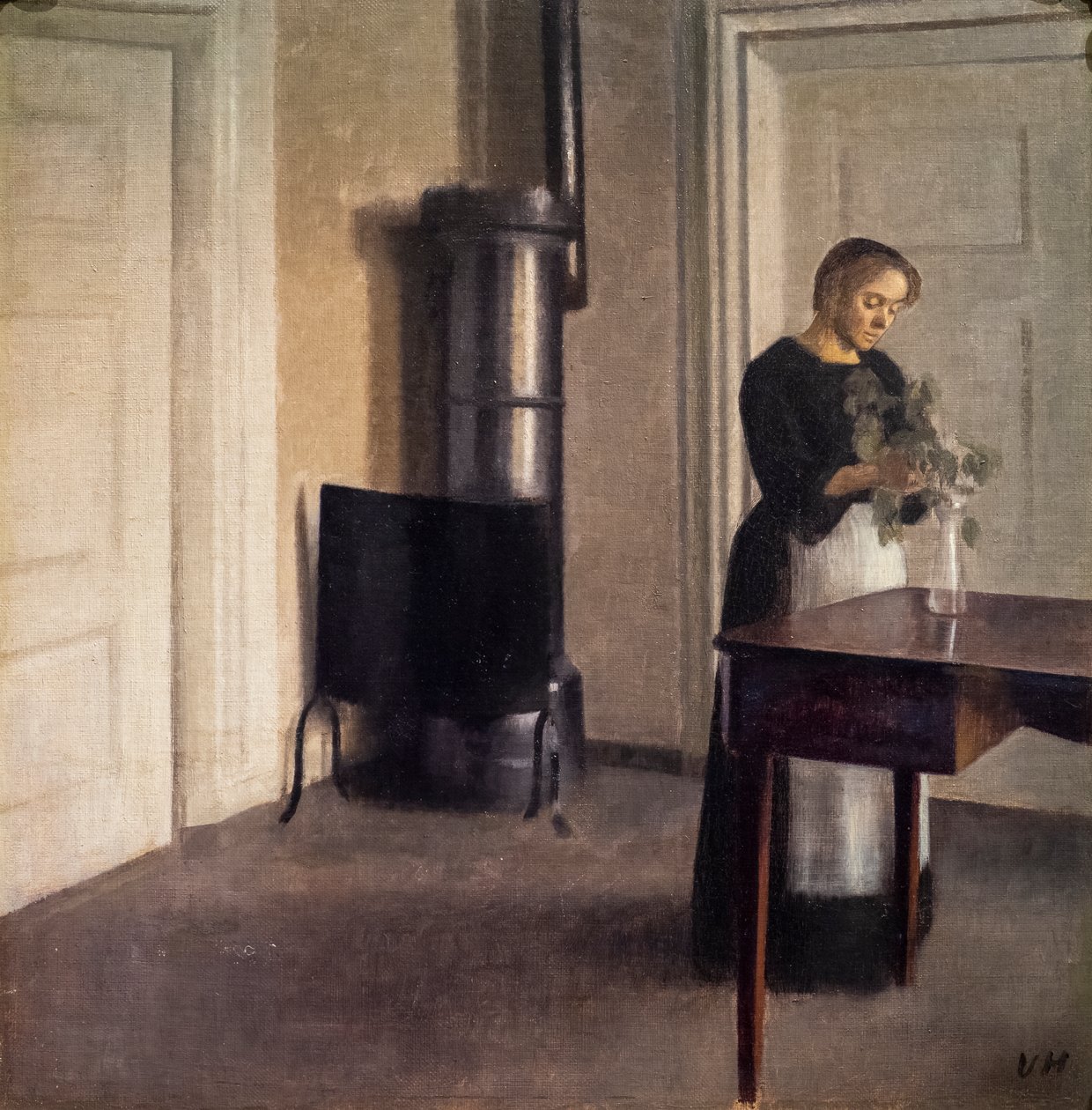 Interior with a woman arranging flowers in a vase 作者 威廉·哈默肖伊