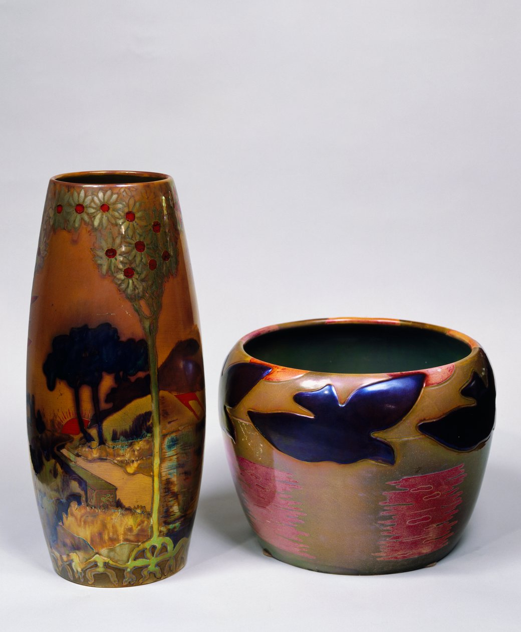 带有风景和鸟类的花瓶，由 Zsolnay Vilmos（1828-1900 年）。 匈牙利，20 世纪。 作者 维尔莫斯·佐索奈（Vilmos Zsolnay）